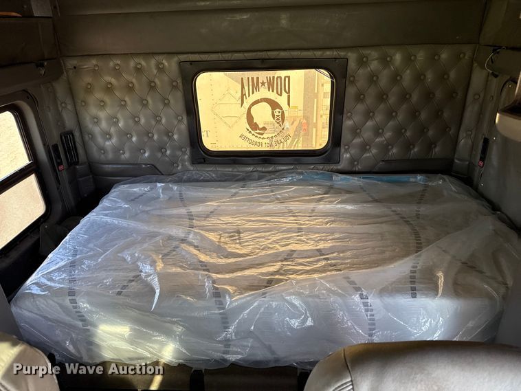 image for item EP0600 2009 Kenworth T600 semi truck