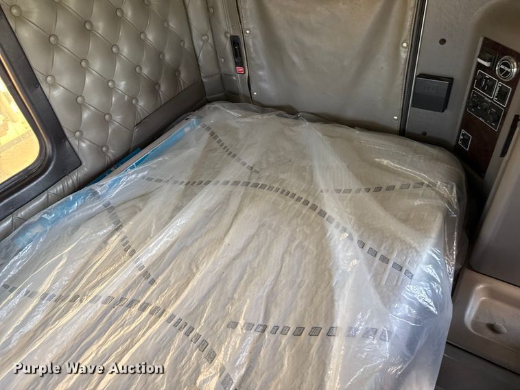 image for item EP0600 2009 Kenworth T600 semi truck