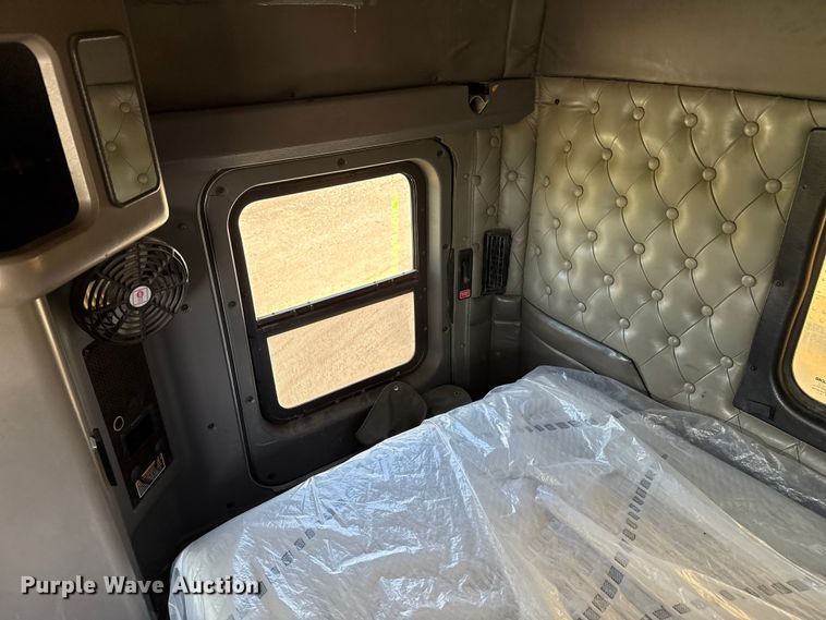 image for item EP0600 2009 Kenworth T600 semi truck