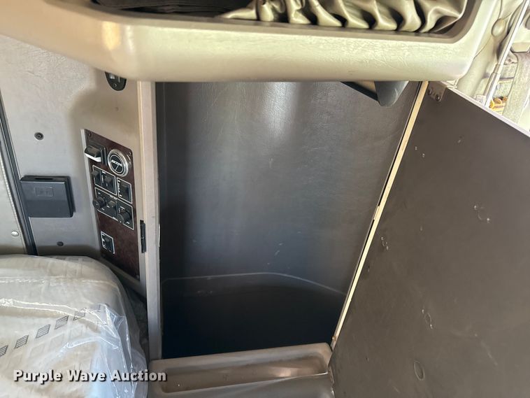 image for item EP0600 2009 Kenworth T600 semi truck