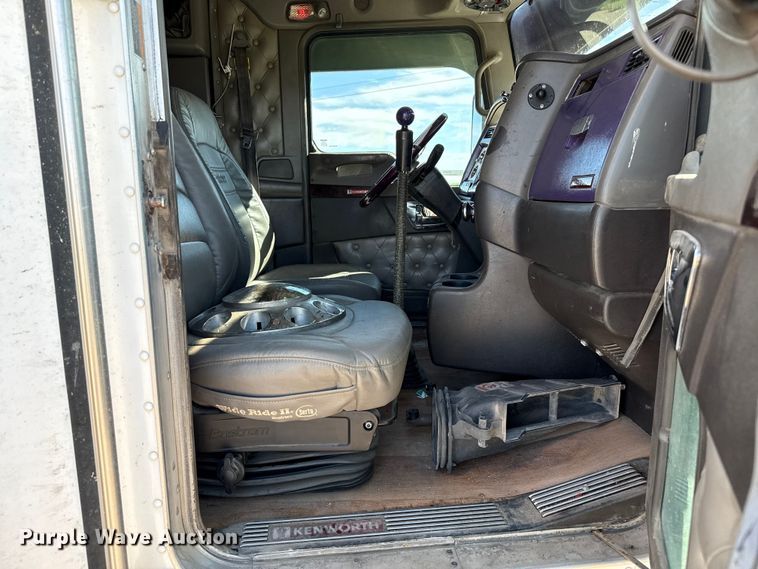 image for item EP0600 2009 Kenworth T600 semi truck