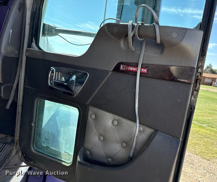 image for item EP0600 2009 Kenworth T600 semi truck