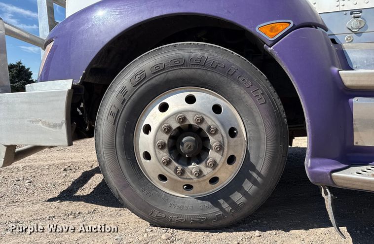 image for item EP0600 2009 Kenworth T600 semi truck