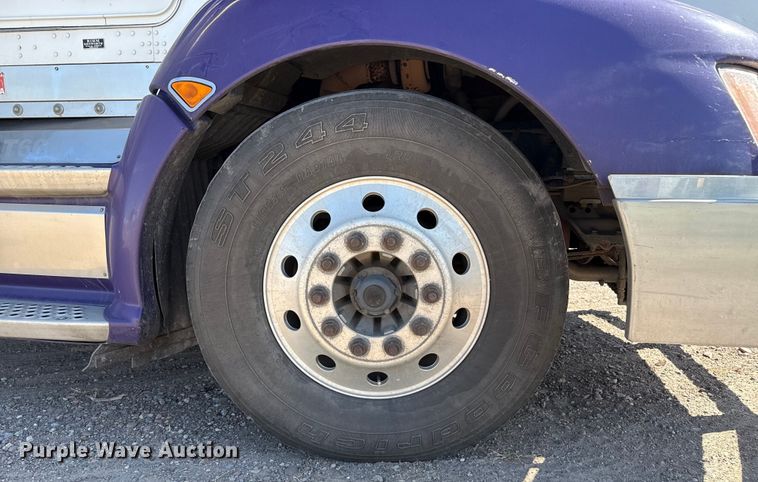 image for item EP0600 2009 Kenworth T600 semi truck