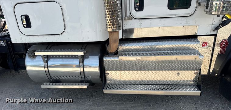 image for item ER0043 2016 Kenworth W900L semi truck