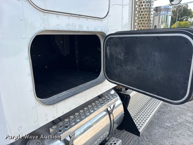 image for item ER0043 2016 Kenworth W900L semi truck