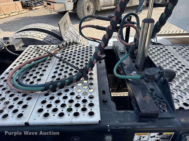 image for item ER0043 2016 Kenworth W900L semi truck