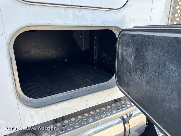 image for item ER0043 2016 Kenworth W900L semi truck