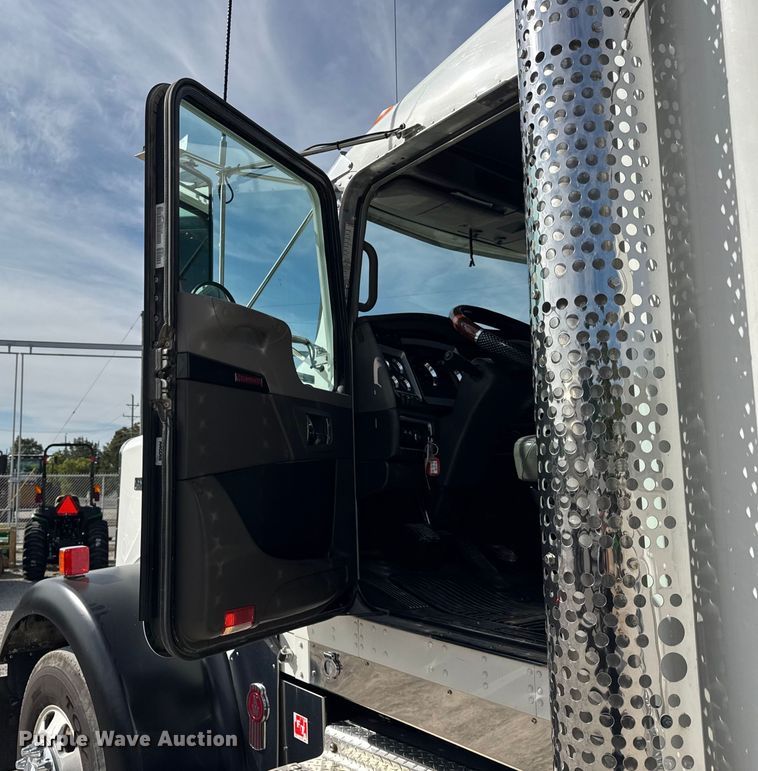 image for item ER0043 2016 Kenworth W900L semi truck