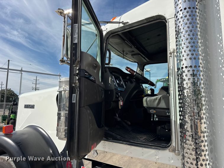 image for item ER0043 2016 Kenworth W900L semi truck