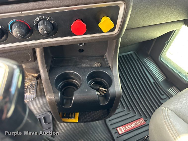 image for item ER0043 2016 Kenworth W900L semi truck