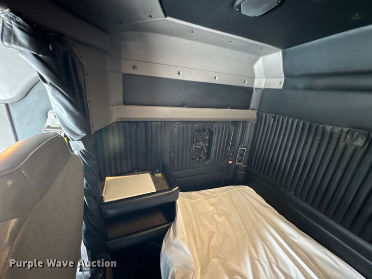 image for item ER0043 2016 Kenworth W900L semi truck