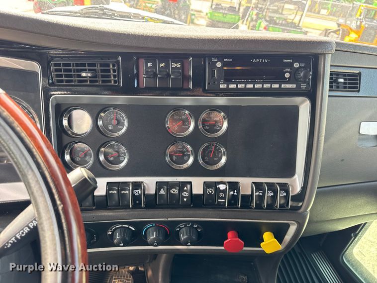 image for item ER0043 2016 Kenworth W900L semi truck