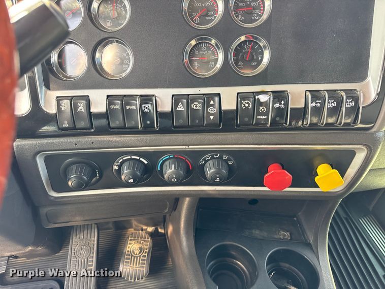 image for item ER0043 2016 Kenworth W900L semi truck