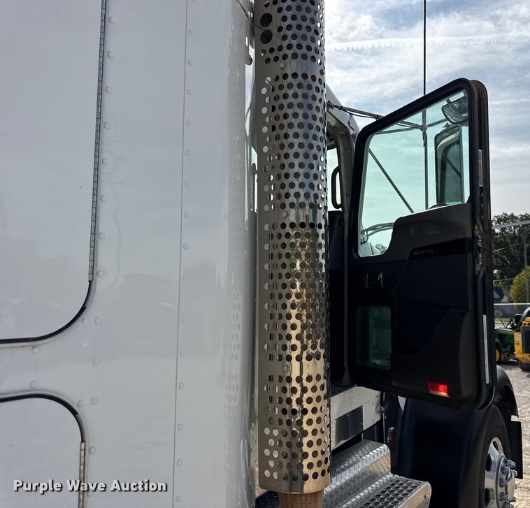 image for item ER0043 2016 Kenworth W900L semi truck