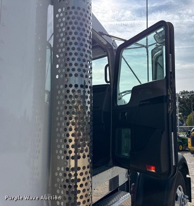 image for item ER0043 2016 Kenworth W900L semi truck