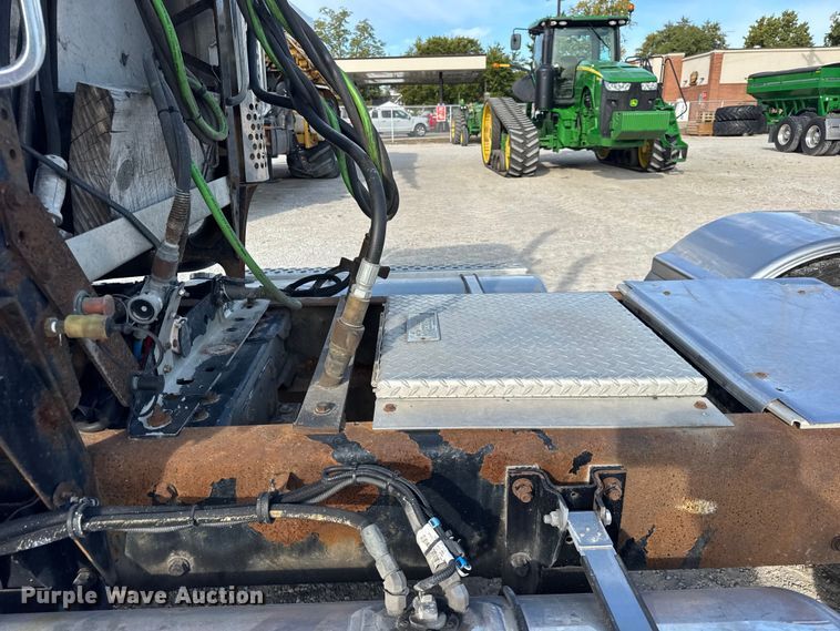 image for item ER0044 2007 Kenworth T800 semi truck