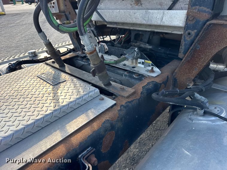 image for item ER0044 2007 Kenworth T800 semi truck