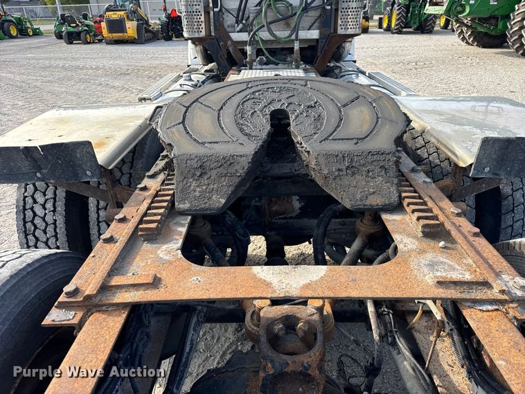 image for item ER0044 2007 Kenworth T800 semi truck