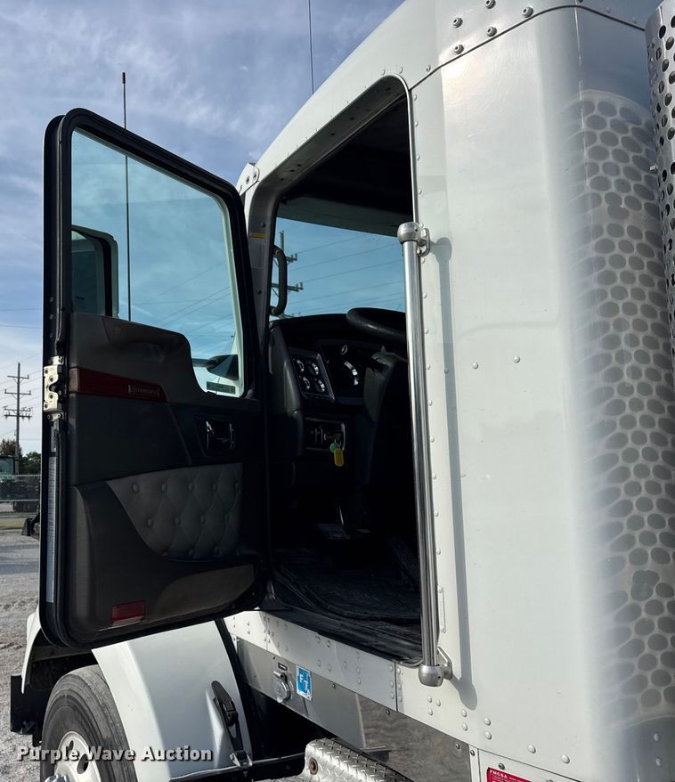 image for item ER0044 2007 Kenworth T800 semi truck
