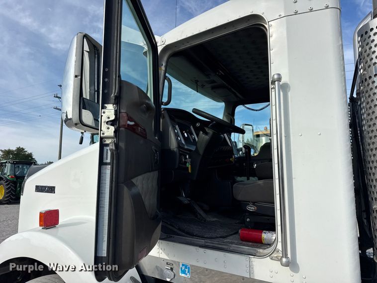 image for item ER0044 2007 Kenworth T800 semi truck