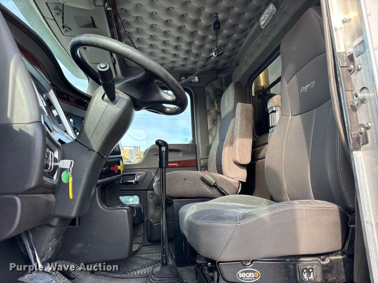 image for item ER0044 2007 Kenworth T800 semi truck