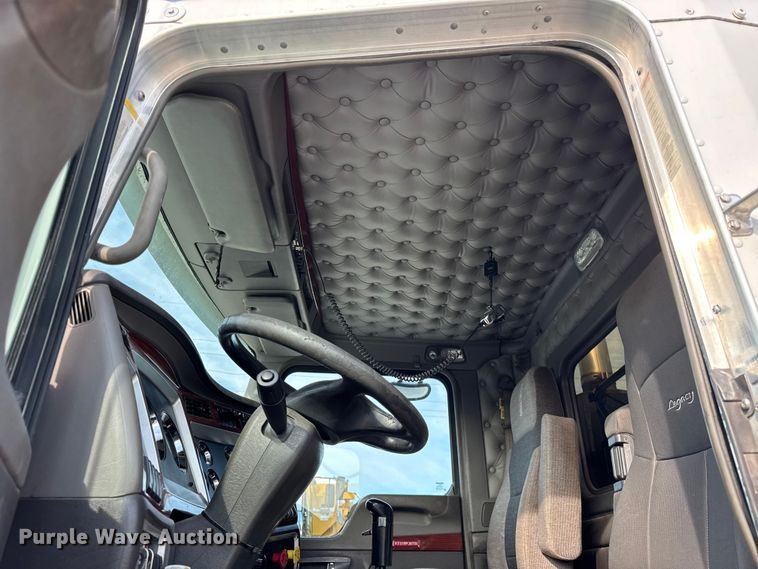 image for item ER0044 2007 Kenworth T800 semi truck