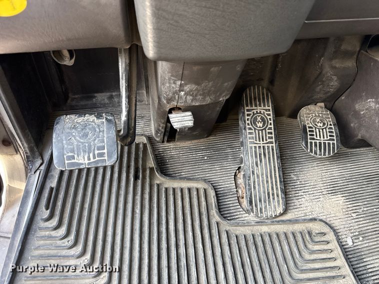 image for item ER0044 2007 Kenworth T800 semi truck