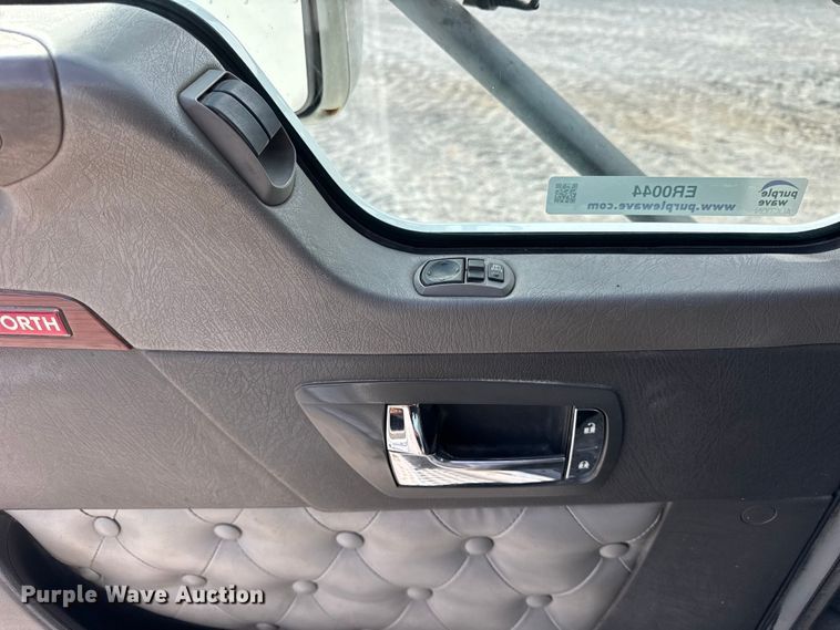 image for item ER0044 2007 Kenworth T800 semi truck