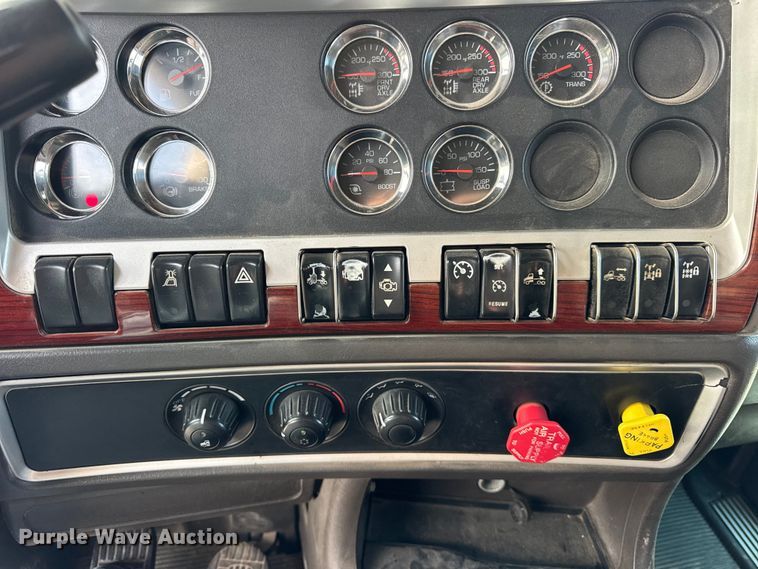 image for item ER0044 2007 Kenworth T800 semi truck