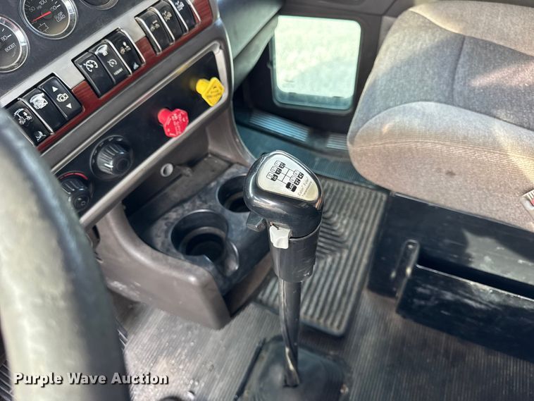 image for item ER0044 2007 Kenworth T800 semi truck