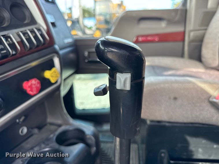 image for item ER0044 2007 Kenworth T800 semi truck