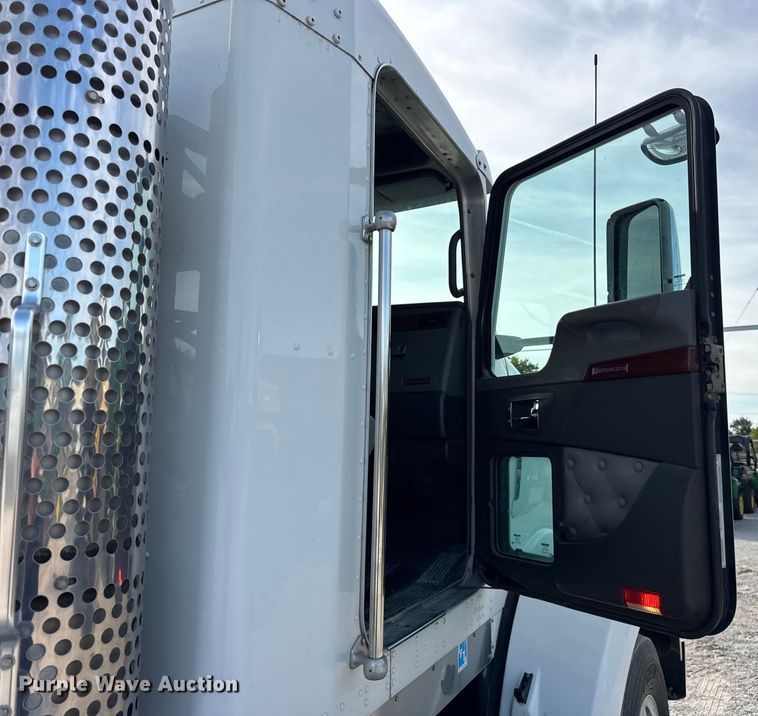 image for item ER0044 2007 Kenworth T800 semi truck