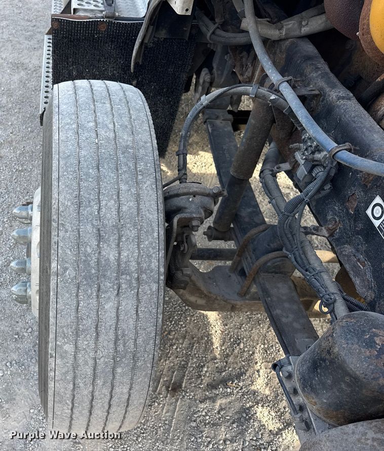 image for item ER0044 2007 Kenworth T800 semi truck