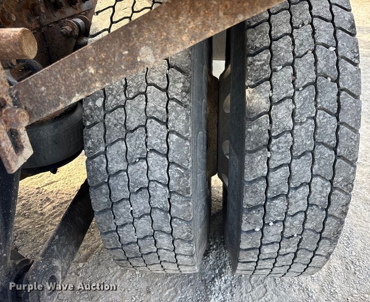 image for item ER0044 2007 Kenworth T800 semi truck