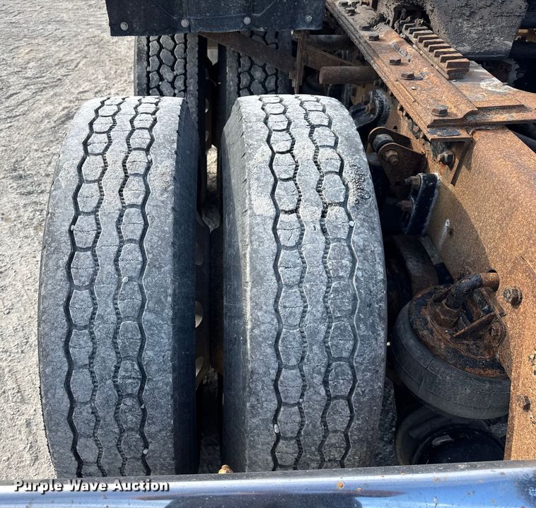 image for item ER0044 2007 Kenworth T800 semi truck