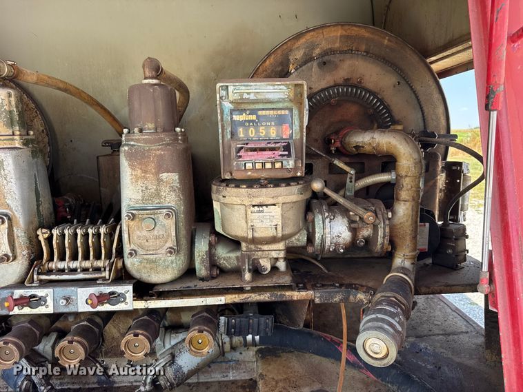 image for item ER0049 1998 Ford L8501 fuel truck