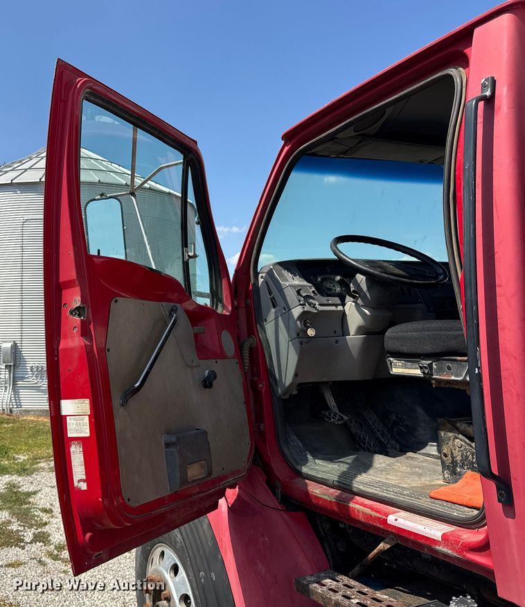 image for item ER0049 1998 Ford L8501 fuel truck