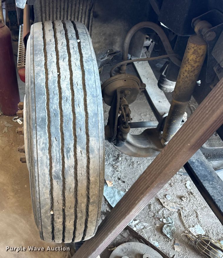 image for item ER0049 1998 Ford L8501 fuel truck