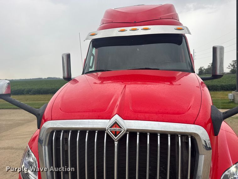 image for item ER2394 2019 International LT625 semi truck