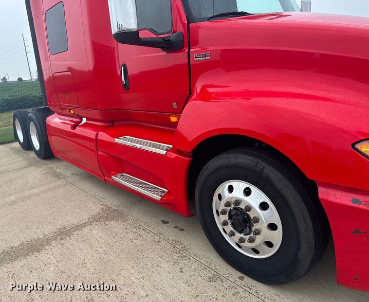 image for item ER2394 2019 International LT625 semi truck