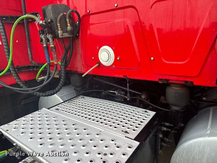 image for item ER2394 2019 International LT625 semi truck