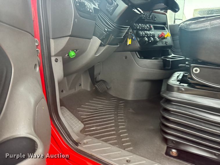 image for item ER2394 2019 International LT625 semi truck