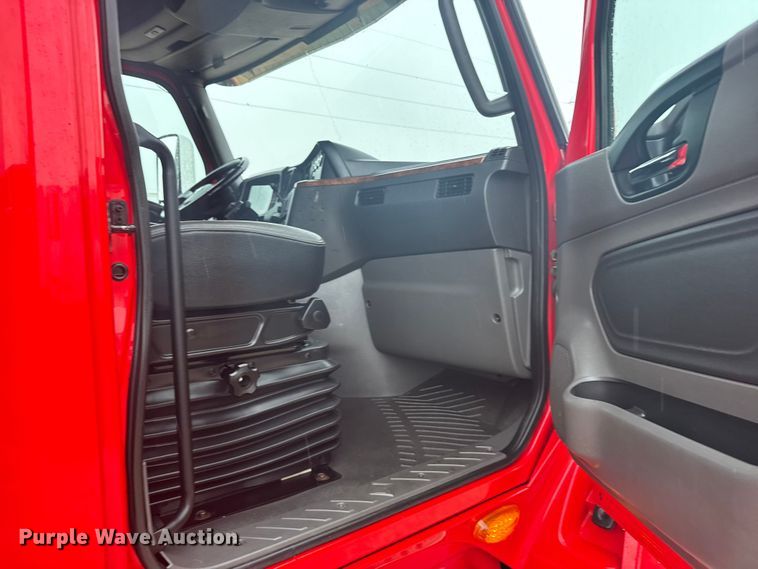 image for item ER2394 2019 International LT625 semi truck