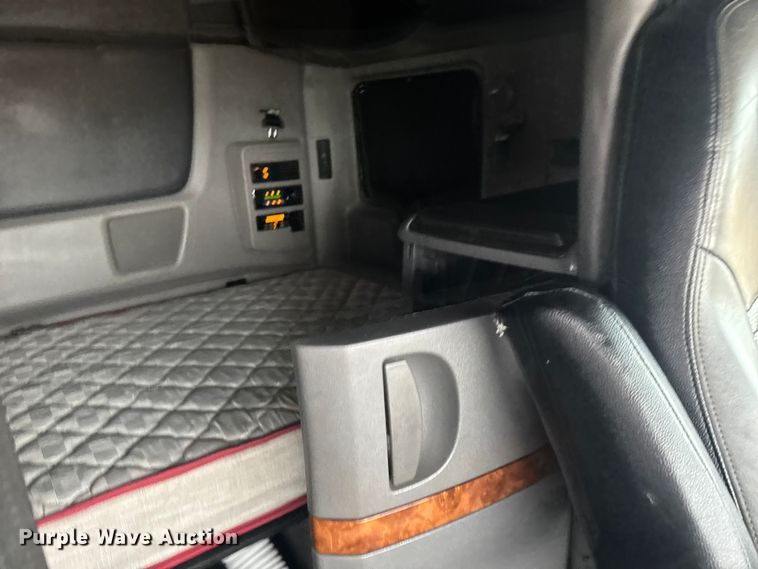 image for item ER2394 2019 International LT625 semi truck