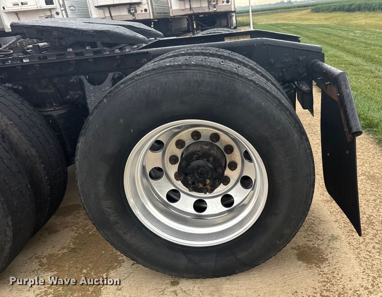 image for item ER2394 2019 International LT625 semi truck