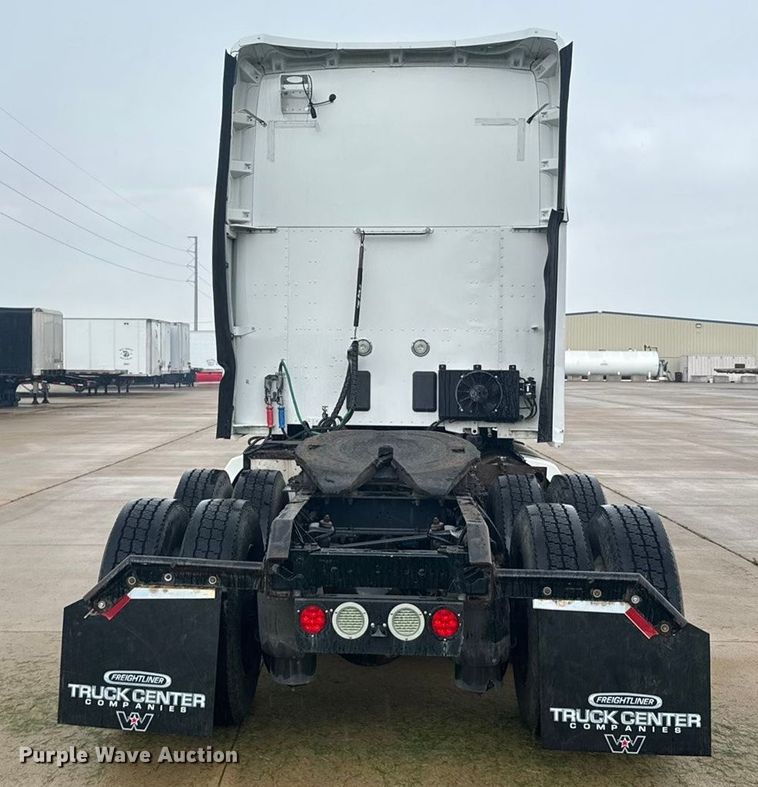 image for item ER2395 2015 Kenworth T680  semi truck