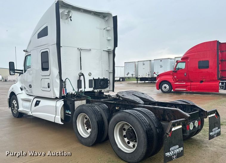 image for item ER2395 2015 Kenworth T680  semi truck