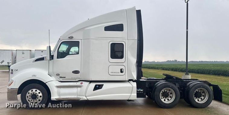 image for item ER2395 2015 Kenworth T680  semi truck