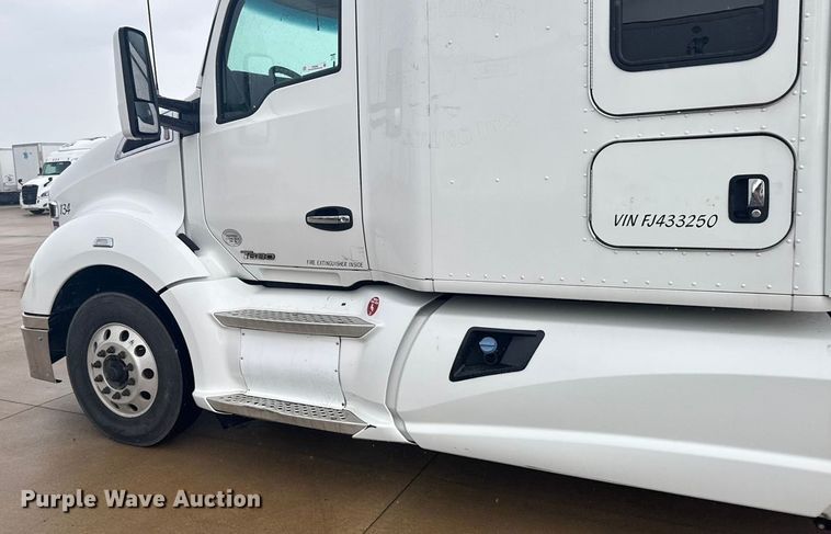 image for item ER2395 2015 Kenworth T680  semi truck